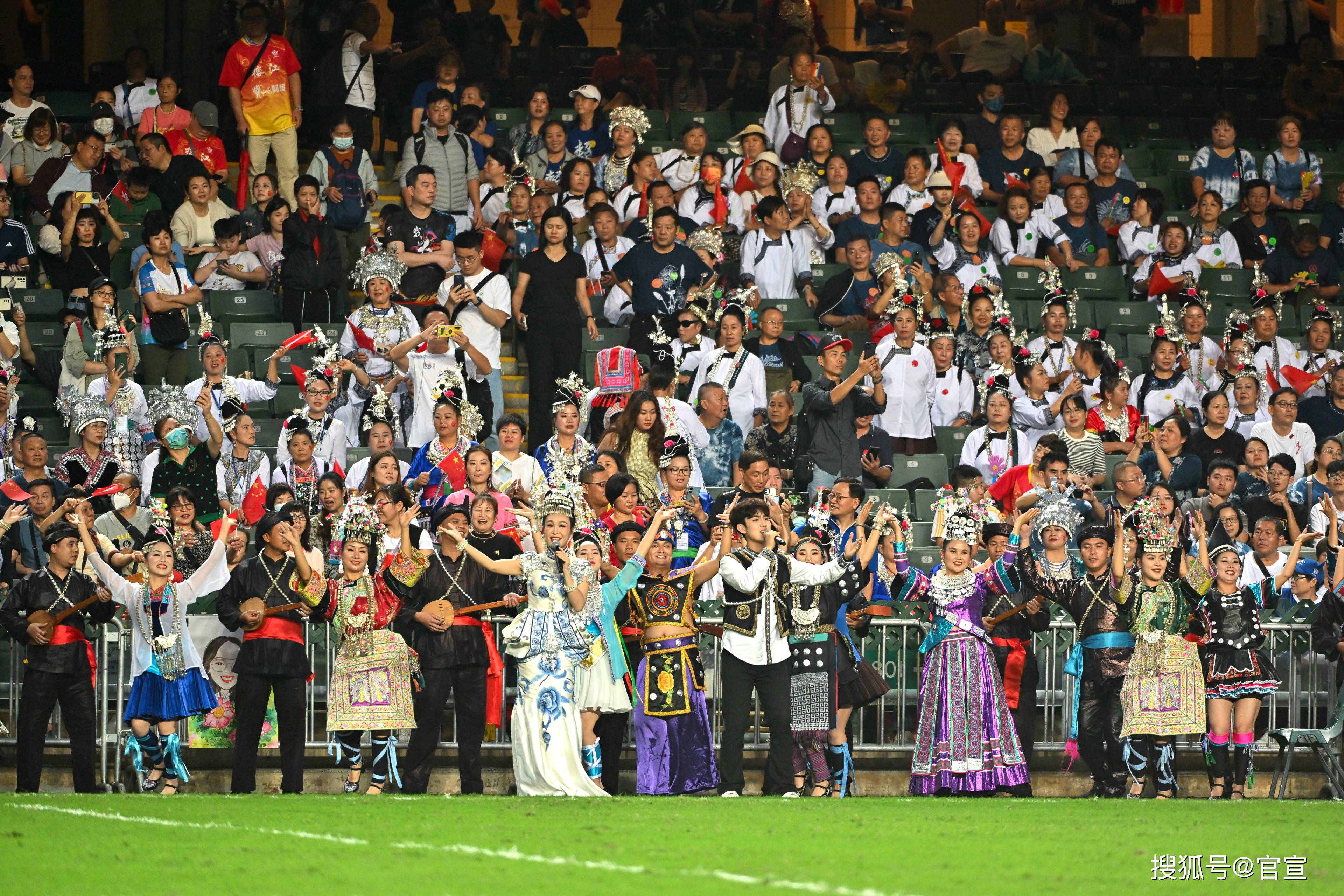 场面火爆!S赛观众席沸腾不已 场面火爆!S赛观众席沸腾不已