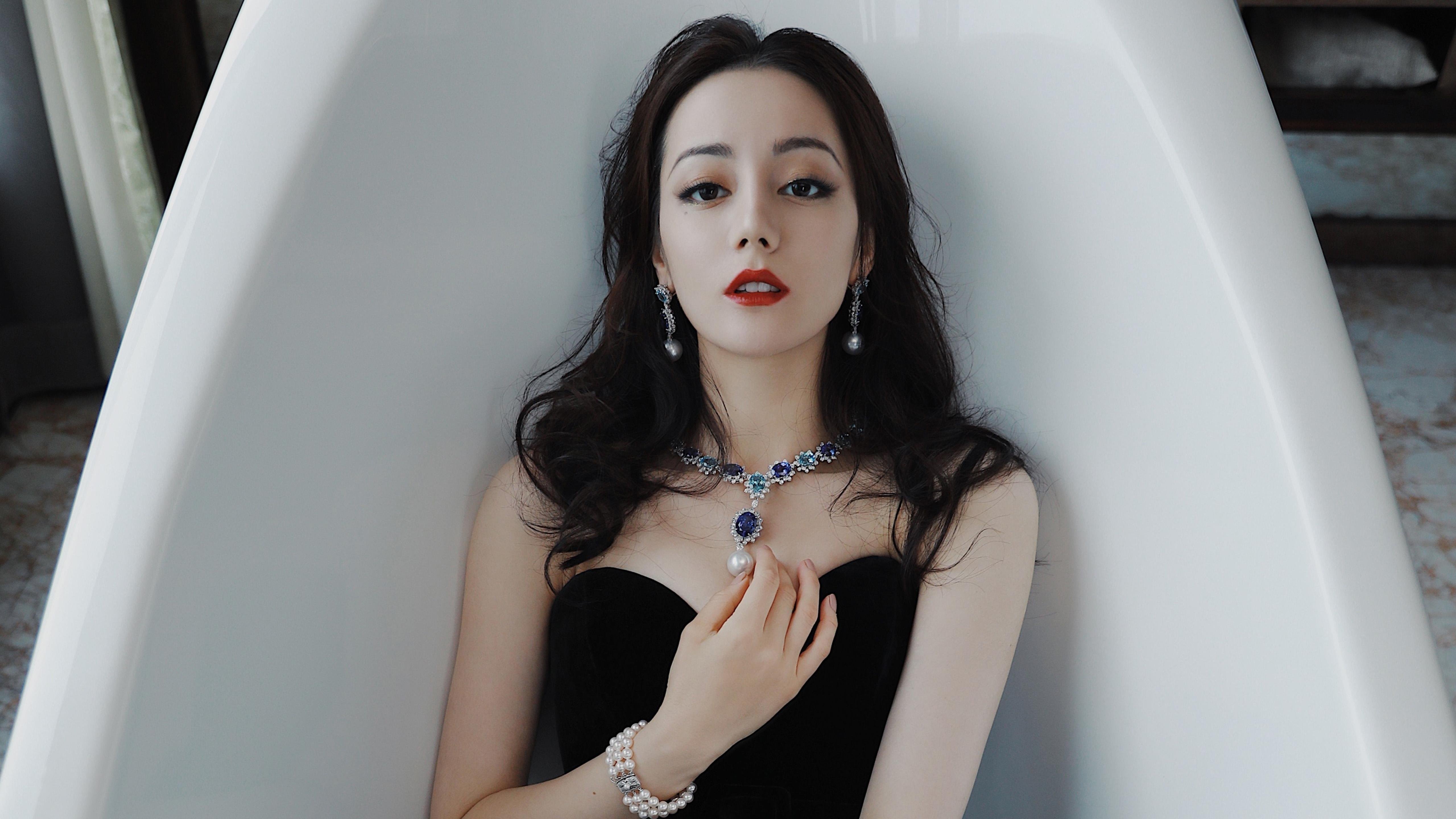 开云体育在线-跨界幻境,猛龙篮球场全面压制掘金,约基奇绿茵场化身英超争冠主宰